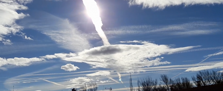 Chemtrail típico de los que podemos ver casi a diario. Chemtrail típico de los que podemos ver casi a diario.